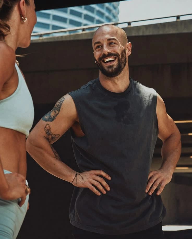 Người tập mỉm cười ở cửa phòng gym
